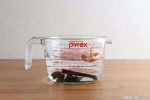 昆布と干し椎茸を水出しします。