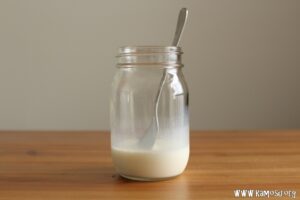 種菌に牛乳を混ぜ合わせる