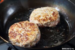 焼き色がついたら返します。