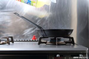 油を加えて火を弱めます。