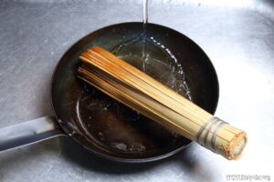竹ささらなどで洗ってから乾かします。