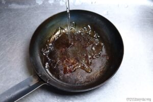調理後に少量の水を加えます。