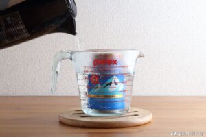 缶コーヒーを入れて熱湯を注ぎます。