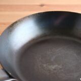 鉄フライパンの油膜とは？ 黒茶色のシミのような汚れを落とさない理由