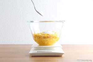 正味重量の20％の食塩を加えます。