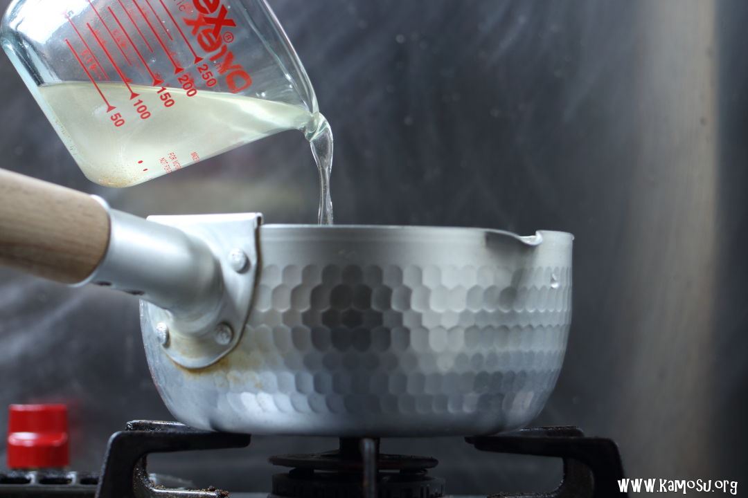 料理酒を入れる理由は？ 日本酒の役割と効果的な使い方について