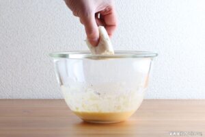 バッター液に食材をくぐらせます。