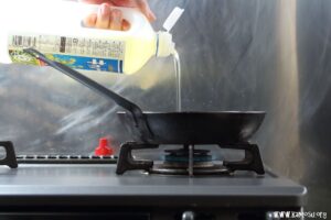 たっぷりの油を入れます。