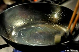鉄フライパンを熱して油をひきます。