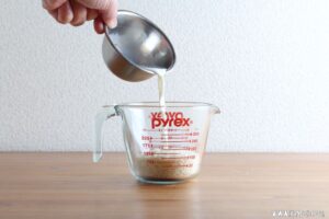 パン粉を牛乳で湿らせるのは?
