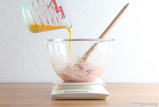 ハンバーグに加えられる卵の役割は？ 卵黄と卵白での異なる効果について