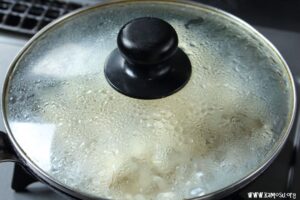 餃子を蒸し焼きにする理由は？