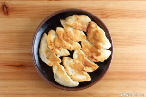 鉄フライパンで餃子を焼くには？