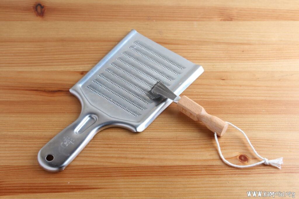 おろし金からきれいに取るには? スクレーパーをお勧めする理由