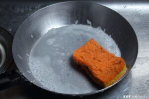 クレンザーで磨きます。