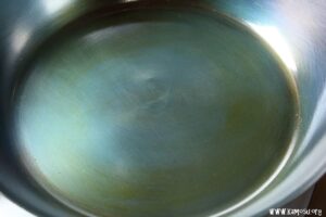 鉄フライパンを熱してから油を塗ります。