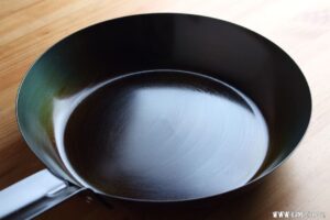 発煙点まで熱して焼き付けます。