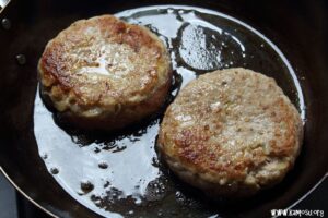 肉汁を閉じ込められなくなる?