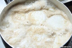 米のとぎ汁で茹でる理由は?