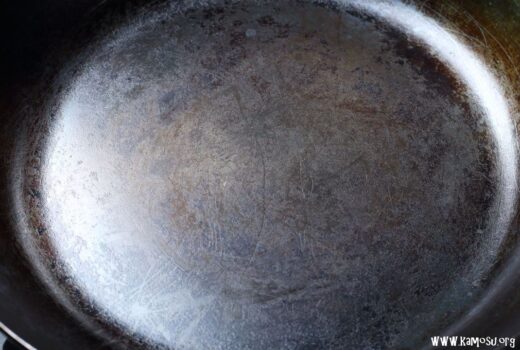 くっつく鉄フライパンとくっつかない鉄フライパンの違いは？ 使い方と油膜について