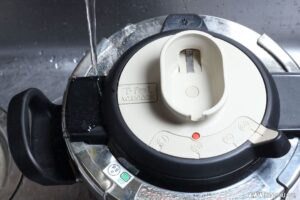 圧力鍋で作るとむきやすくなる理由は?