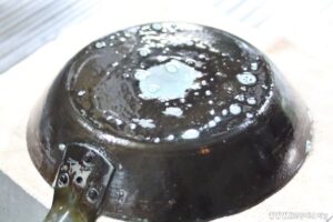洗剤を塗りつけます