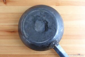 外側に油汚れが焼き付く理由は?