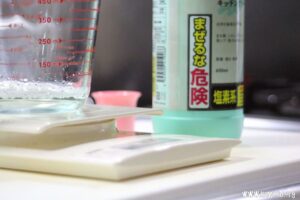 漂白剤を希釈しておきます。