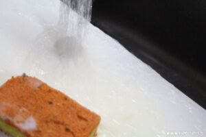 たわしやスポンジできれいに洗います。