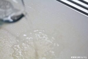漂白剤をかけてキッチンペーパーとラップで覆います。