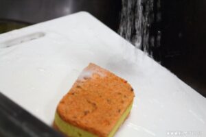 漂白剤をていねいに洗い流します。
