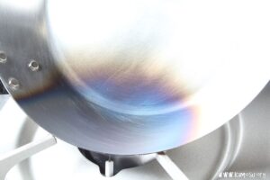 銀色のフライパンは黒くなる?